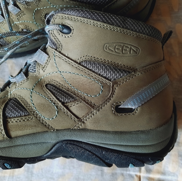 Keen Women's Mid hiking boots zise 7. - Picture 6 of 15